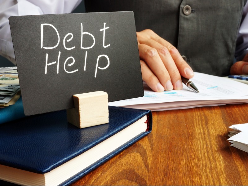 Come aiutare veramente chi ha troppi debiti